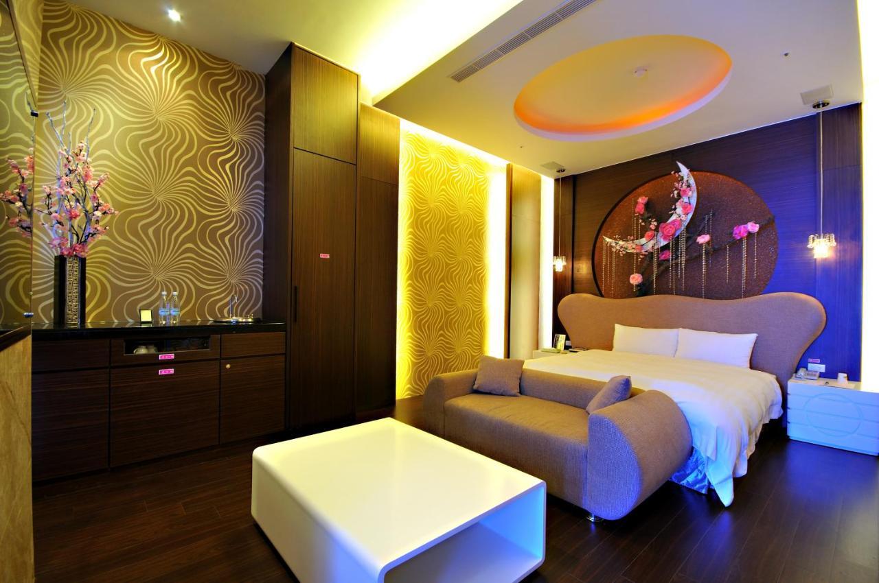 Dubai Motel Yilan Luaran gambar