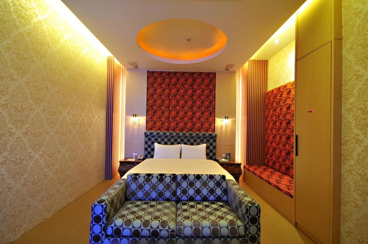 Dubai Motel Yilan Luaran gambar