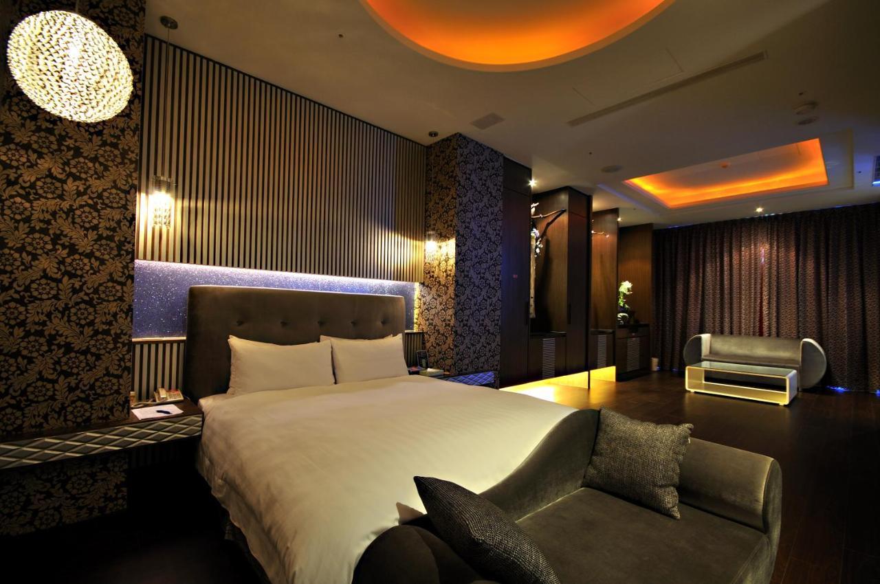 Dubai Motel Yilan Luaran gambar