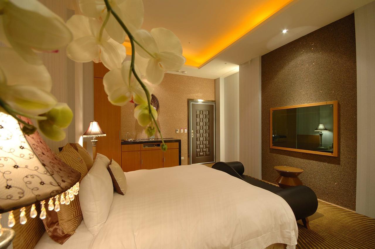 Dubai Motel Yilan Luaran gambar