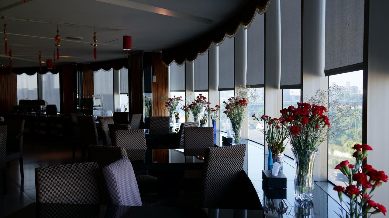Dubai Motel Yilan Luaran gambar